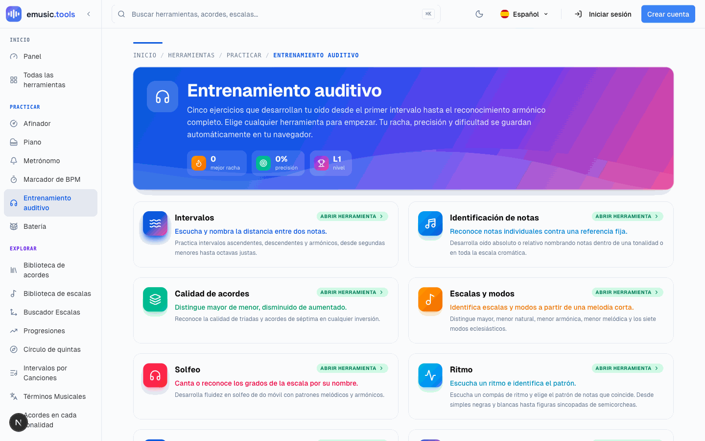 El centro de entrenamiento auditivo con una insignia de racha, precisión y nivel sobre ocho tarjetas de herramientas: intervalos, identificación de notas, calidad de acordes, escalas y modos, solfeo y ritmo