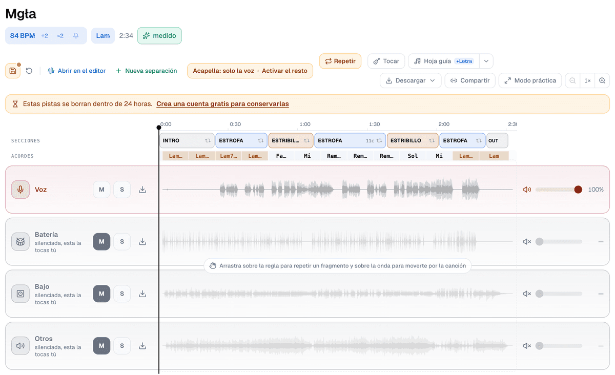 La pantalla de práctica de Mgła tras un trabajo del extractor: 84 BPM y la menor marcados como medidos, la etiqueta Acapella: solo la voz con Activar el resto, las franjas de secciones y acordes, y el carril Voz sonando sobre los carriles Batería, Bajo y Otros silenciados