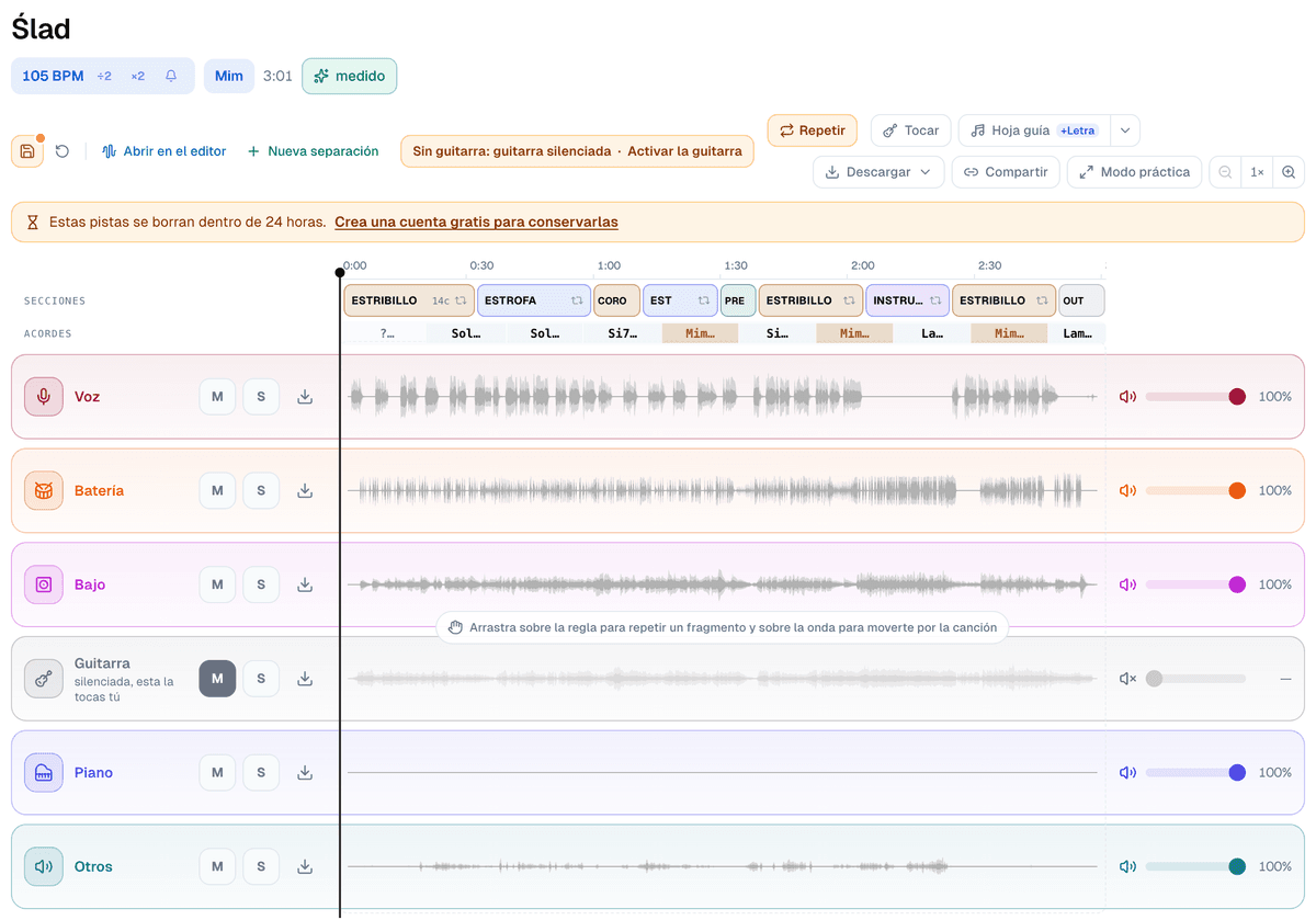La pantalla de práctica de Ślad con la etiqueta Sin guitarra: guitarra silenciada y Activar la guitarra, las franjas de secciones y acordes y seis carriles, con la Guitarra silenciada y el aviso silenciada, esta la tocas tú
